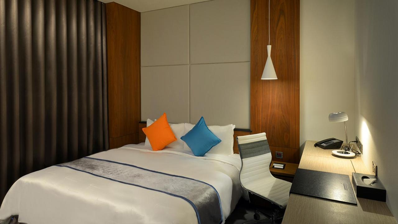 Golden Tulip Glory Fine Hotel Tainan Exteriör bild
